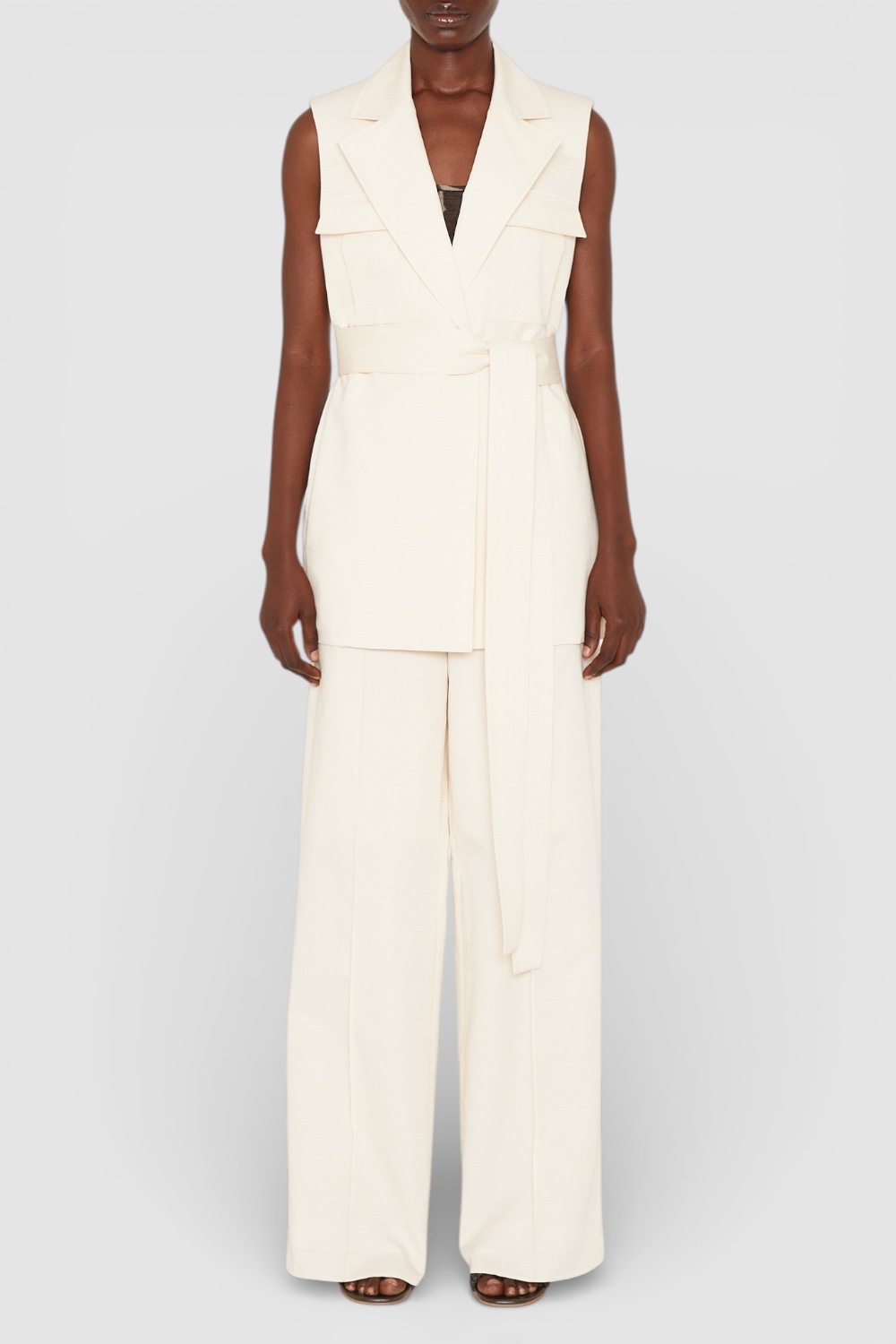 תמונת כל הלוק של וסט מחוייט